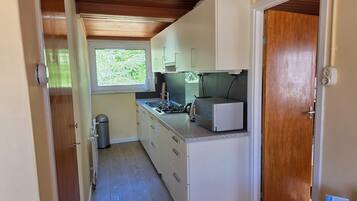 Bungalow | Private kitchen | Cookware/dishes/utensils