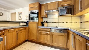 Coffee/tea maker, fridge, microwave, oven - La Parisienne - Apartment - 6 People - Center (Les Gets)