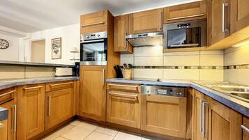 Fridge, microwave, oven, coffee/tea maker