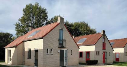 Modern Bungalow in Ewijk for 6