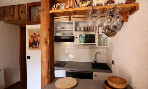 Fridge, microwave, dishwasher, coffee/tea maker - Mountain Vacation in Areches-beaufort. 1-bedroom Apartment. Sleeps 2-3 (Beaufort)
