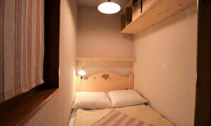 Room - Mountain Vacation in Areches-beaufort. 1-bedroom Apartment. Sleeps 2-3 (Beaufort)