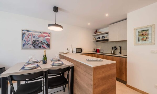 Fridge, microwave, oven, dishwasher - Apartment With Breathtaking Views of the Drus (Chamonix-Mont-Blanc)