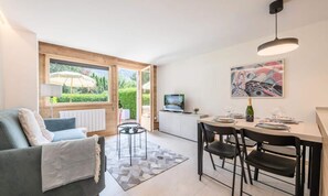 Living area - Apartment With Breathtaking Views of the Drus (Chamonix-Mont-Blanc)