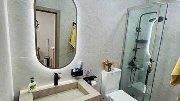 Artículos de tocador gratuitos, secador de pelo, pantuflas, toallas