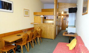 Dining - Spacious 4-room Apartment for 9 People on the top Floor, Close to the Slopes and Shops in the Village of Charve (Bourg-Saint-Maurice)