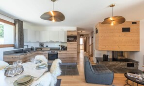 Kühlschrank, Mikrowelle, Geschirrspüler, Kochgeschirr/Geschirr/Besteck