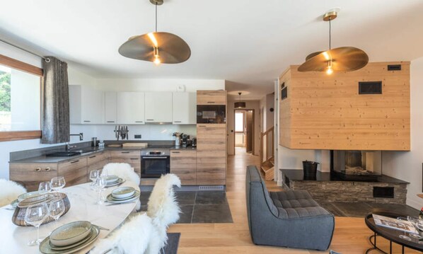 Frigorífico, microondas, lavavajillas y utensilios de cocina