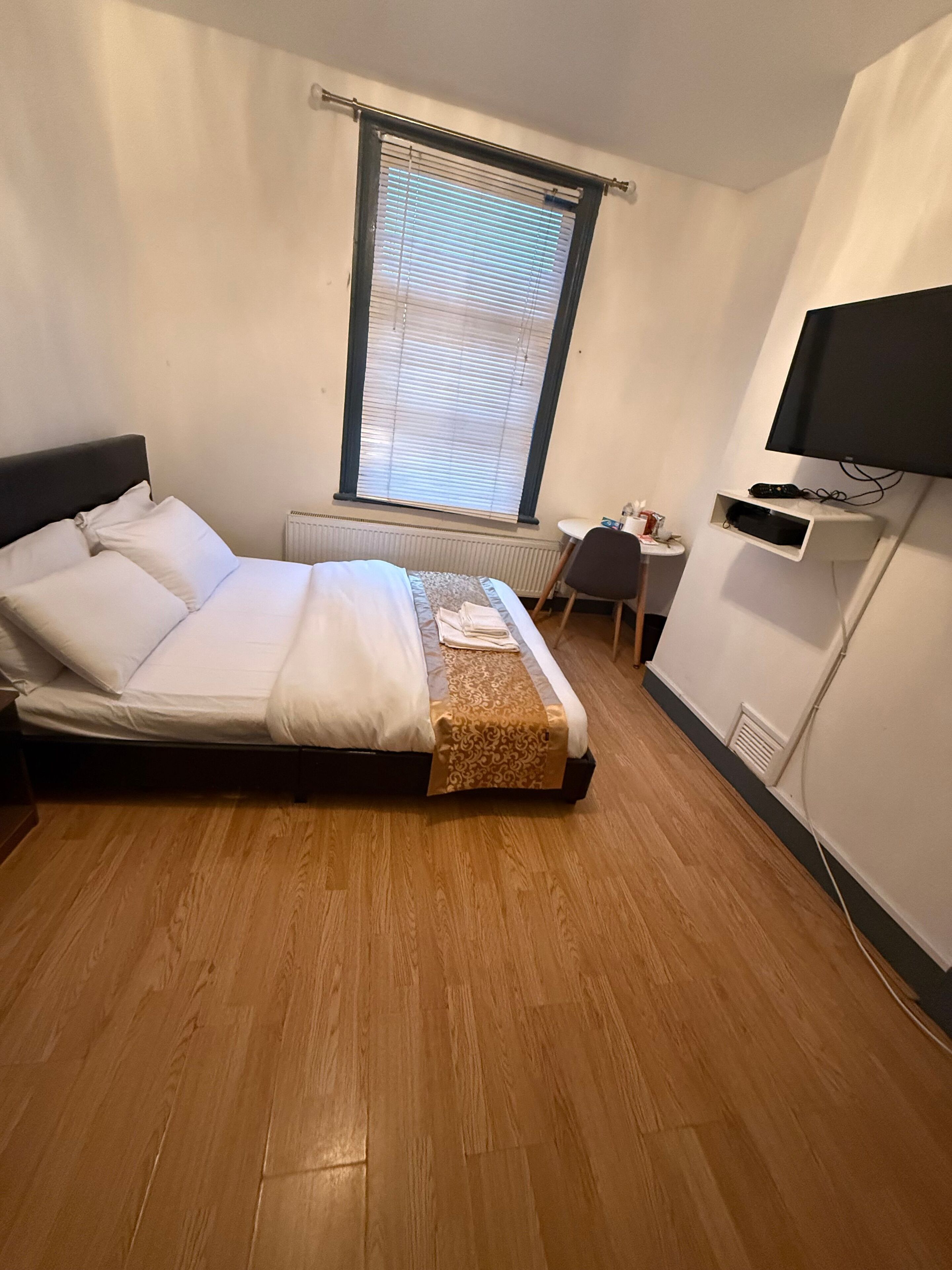 1 bedroom, internet, bed sheets