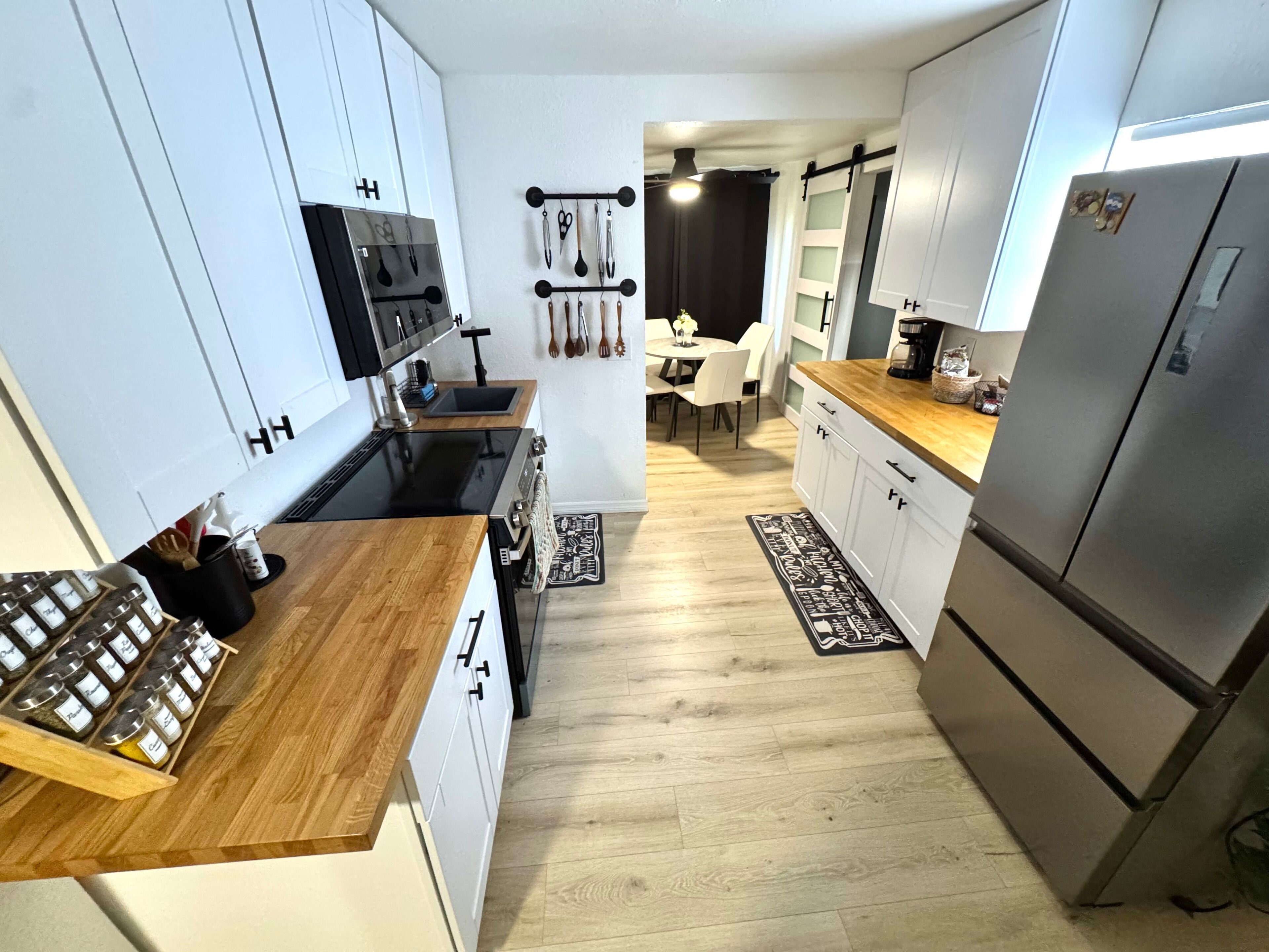 Kühlschrank, Mikrowelle, Ofen, Herdplatte