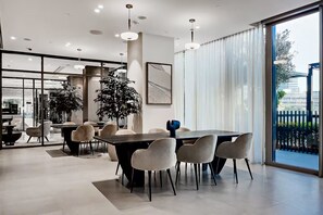 Luxury-Apartment, 2 Schlafzimmer, Balkon, Stadtblick | Essbereich im Zimmer