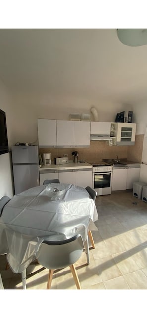 Fridge, oven, stovetop, dishwasher