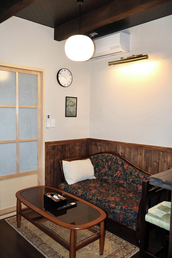 Classic Quadruple Room | Living area