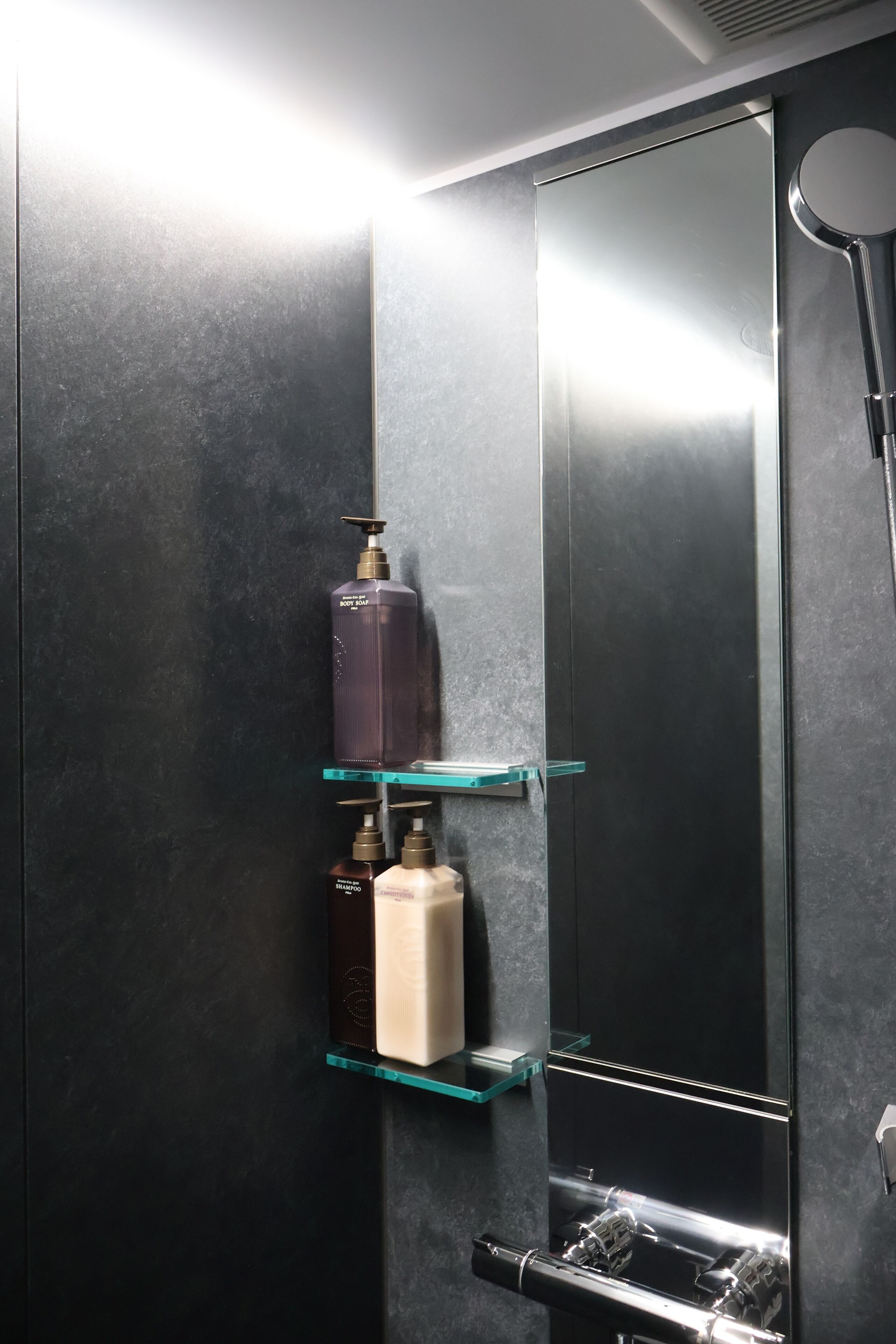 Kamar Quadruple Klasik | Kamar mandi | Sandal