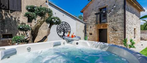Outdoor spa tub