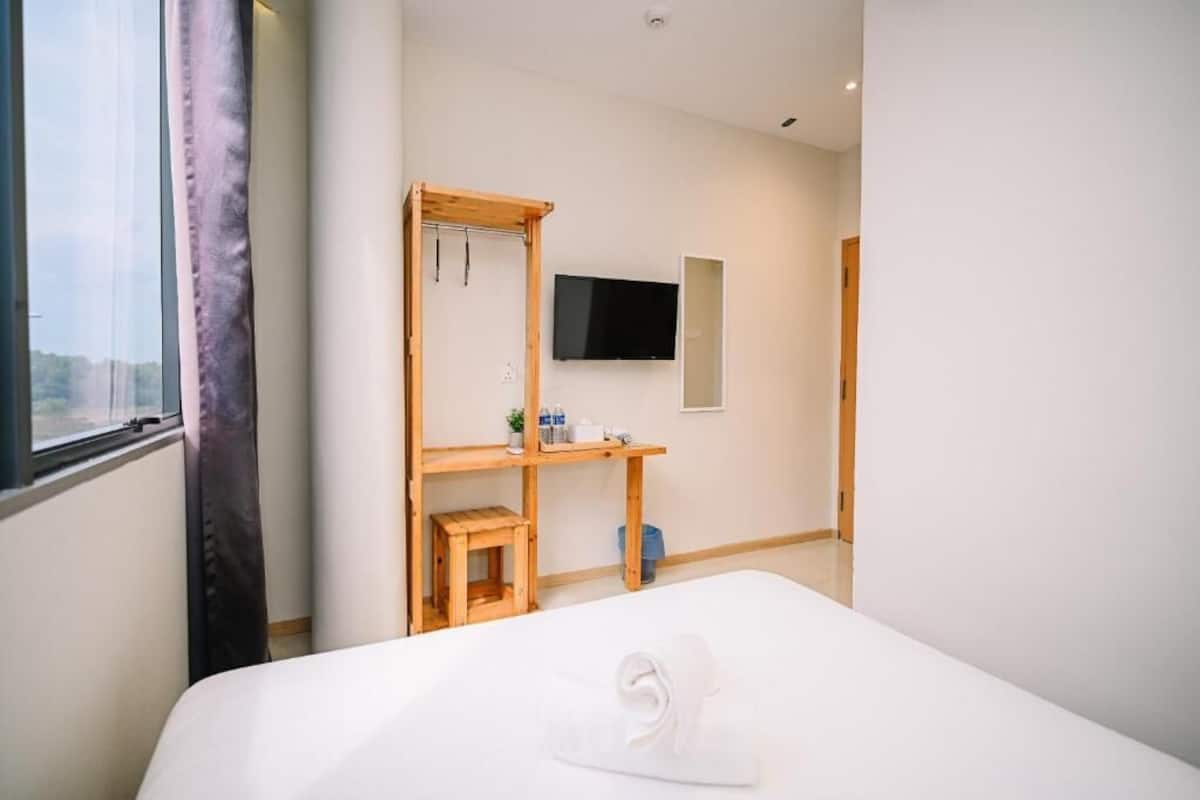 مكتب ومكواة/لوح كي وواي فاي مجانًا