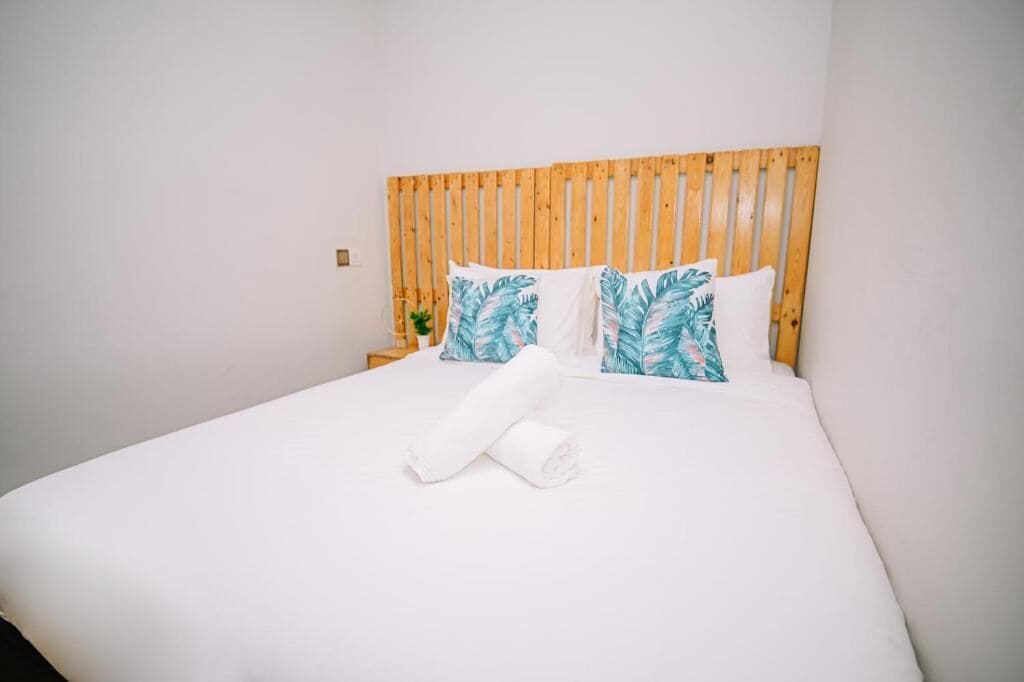 Standard Queen | Desk, iron/ironing board, free WiFi