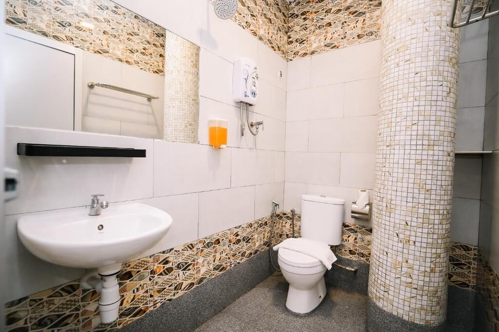 Habitación triple Deluxe | Baño | Ducha, secador de pelo, toallas y jabón