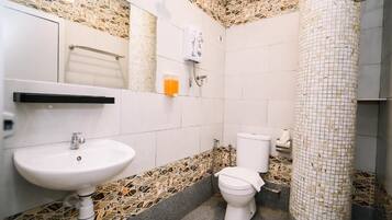 Deluxe Triple Room | Bathroom