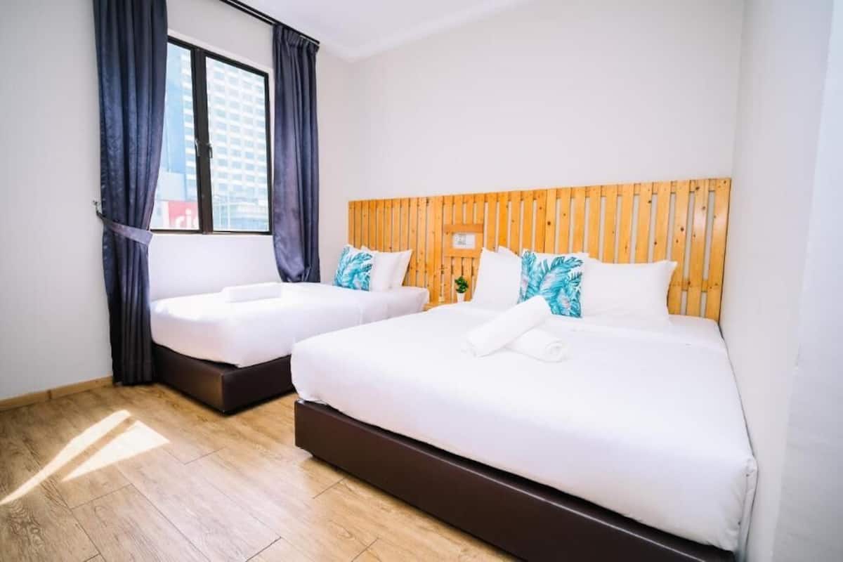 Habitación triple Deluxe | Escritorio, tabla de planchar con plancha, wifi gratis