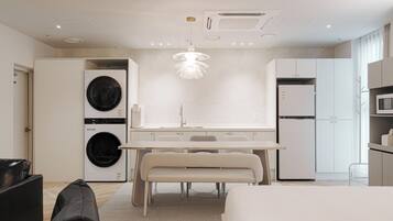 1 habitación, tabla de planchar con plancha, wifi y ropa de cama