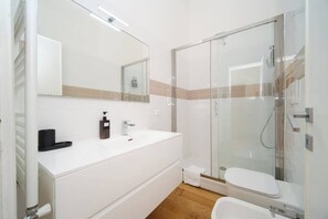 Chuveiro, secador de cabelo, shampoo 