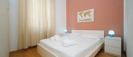 2 sovrum, strykjärn/strykbräda och resesäng