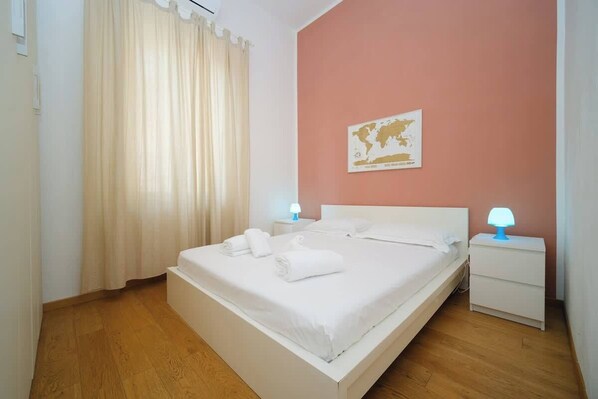 2 chambres, fer et planche à repasser, lit de bébé portatif