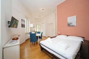 2 bedrooms, iron/ironing board, travel crib