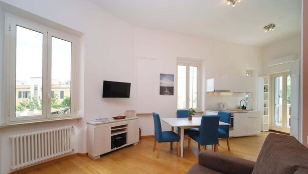 Un apartamento moderno con comedor, cocina y sala de estar.