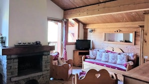 Fireplace - Beautiful, Spacious Mountain-style Apartment Located Close to the Slopes (Bourg-Saint-Maurice)
