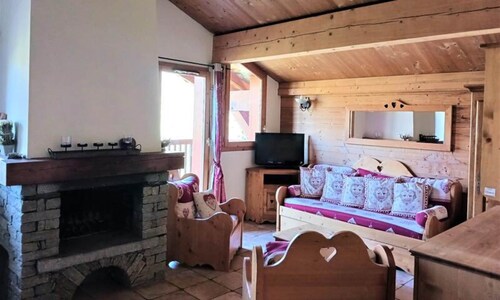 Beautiful, Spacious Mountain-style Apartment Located Close to the Slopes