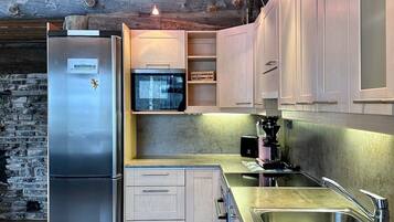 Superior villa, 5 slaapkamers, aan de piste | Privékeuken | Een koelkast/vriezer, een magnetron, een oven, een kookplaat