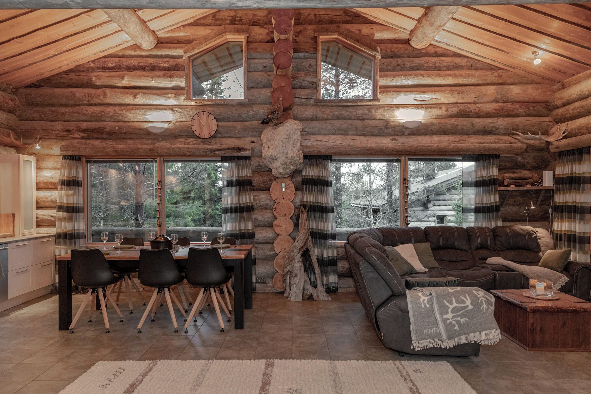 Villa superior, 5 habitaciones, junto a la pista de ski | Área de sala de estar | Televisión de pantalla plana 