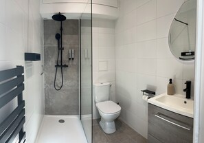 Sèche-cheveux, serviettes fournies, savon, papier toilette