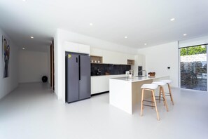 Casa, piscina particular, vista para o jardim | Cozinha privada