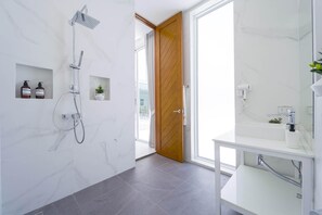 Maison, piscine privée, vue jardin | Salle de bain