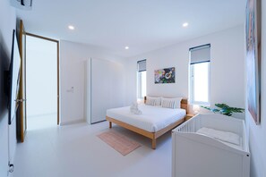 Casa, piscina particular, vista para o jardim | Cofres nos quartos, cortinas blackout, ferros/tábuas de passar roupa