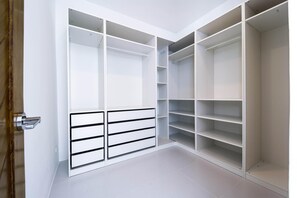 Casa, piscina privada, vistas al jardín | Caja fuerte, cortinas opacas, tabla de planchar con plancha