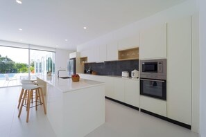 Nhà, hồ bơi riêng, quang cảnh vườn | Bếp riêng