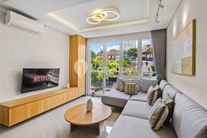 Apartment, 2 Schlafzimmer, Gartenblick | Wohnzimmer | 65-Zoll-Smart-TV mit Kabelempfang, Netflix, Streaming-Dienste