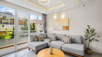 Appartement, 2 slaapkamers, uitzicht op tuin | Woonkamer | Een 65-inch smart-tv met kabelzenders, Netflix en streamingdiensten