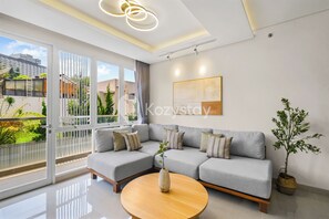 Appartamento, 2 camere da letto, vista giardino | Soggiorno | Smart TV 65 pollici con canali via cavo, Netflix, servizi in streaming