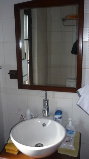 Haartrockner, Handtücher, Seife, Toilettenpapier