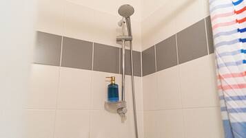 Basic Apartment | Bathroom | Shower, free toiletries, hair dryer, towels