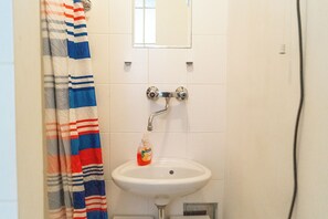 Basic Apartment | Bathroom | Shower, free toiletries, hair dryer, towels