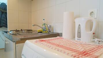 Basic Apartment | Private kitchen | Fridge, microwave, oven, stovetop