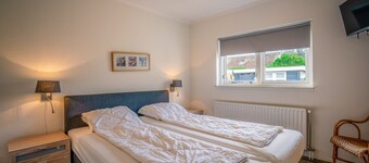 Modernly Furnished 6-person Bungalow in the Seaside Resort of De Koog