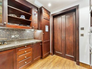 Køleskab, mikrobølgeovn, ovn, kogeplade