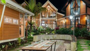 Luxury Villa, Garden View | Desk, free WiFi